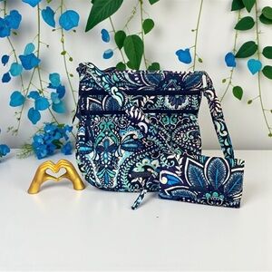 💙🏝️VERA BRADLEY💙🏝️Blue Island Medallion Triple Zip Hipster & RFID Wristlet/
NWOT
